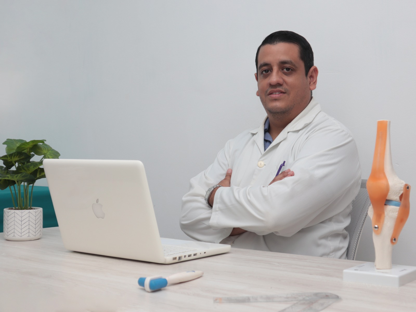 Doctor sentado con escritorio