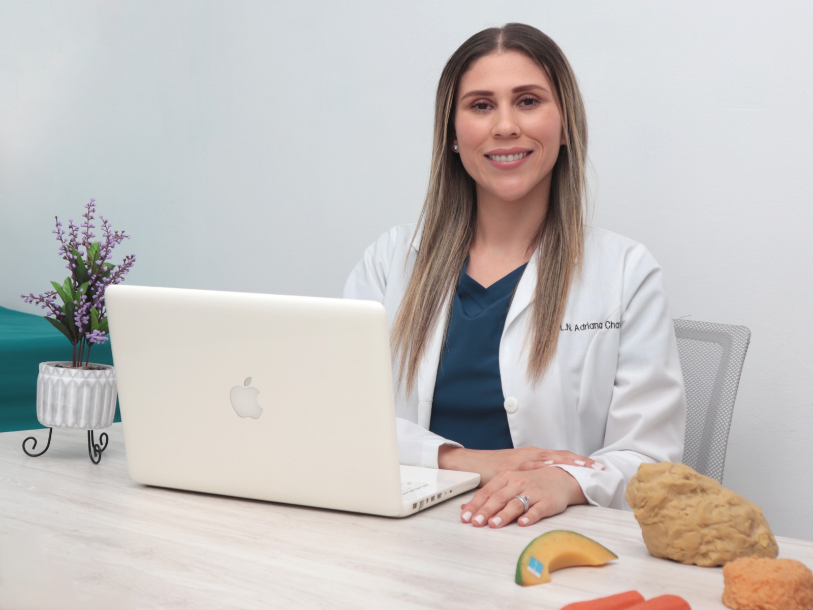 nutriologa con computadora